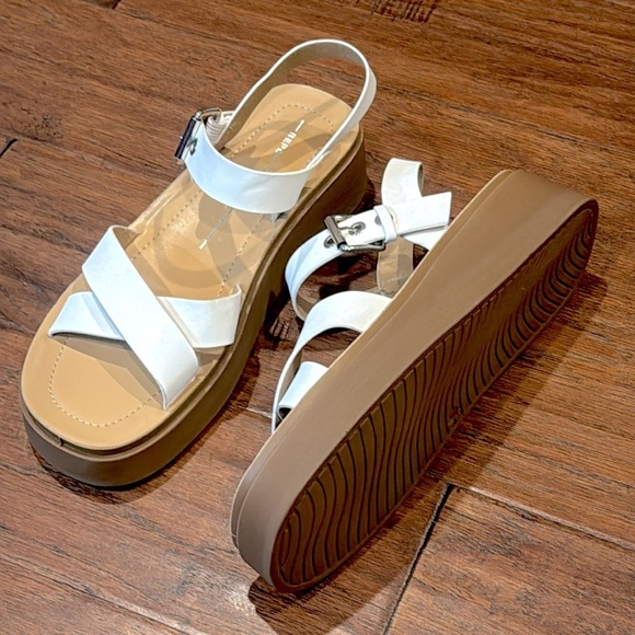 BRAND NEW! Size 9 2in REPORT White Platform Sandals - Picture 6 of 11